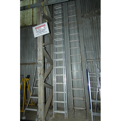 5315 - An aluminium double extending ladder (2 x 16 rung)