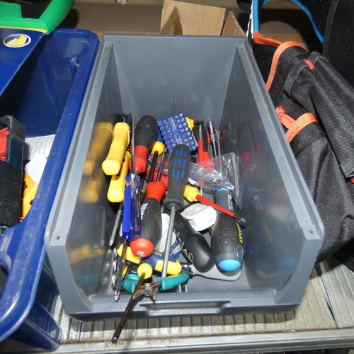 5399 - A quantity of various hand tools. Details as per the photograph. Contents of 1 shelf