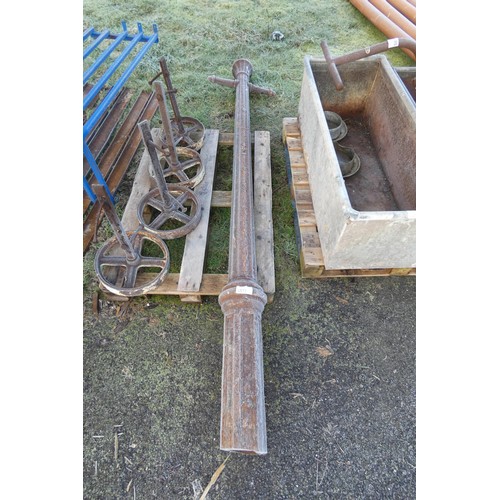 5812 - A vintage cast iron lamp post measuring approx 270cm high (Victorian?)