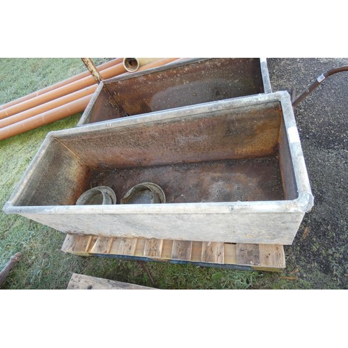 5813 - A galvanised trough measuring approx 124cm l x 49cm w x 42cm h