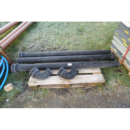 5817 - 1 pallet containing 3 lengths of cast metal drain pipe at approx 190cm l x 10cm d and 2 90 degree be... 