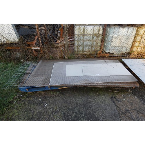 5819 - 1 pallet containing a quanitity of various metal mesh panels to include 64cm x 39cm, 122cm x 244cm e... 