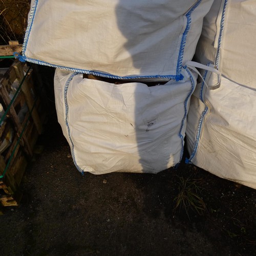 5825 - 1 dumpy bag containing various wood offcuts (bottom stack)