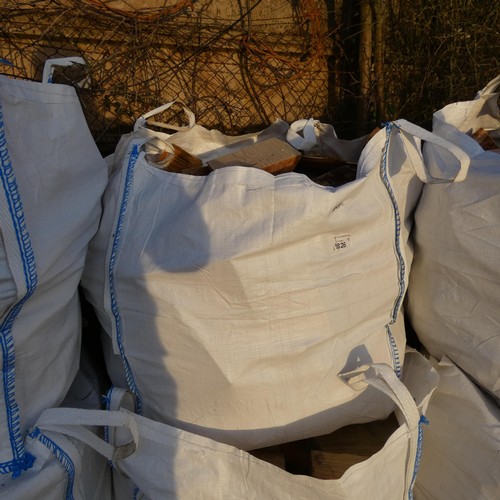 5826 - 1 dumpy bag containing various wood offcuts (top stack)