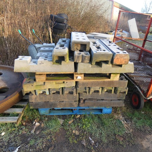 5832 - 1 pallet containing a quantity of Heras type fencing feet