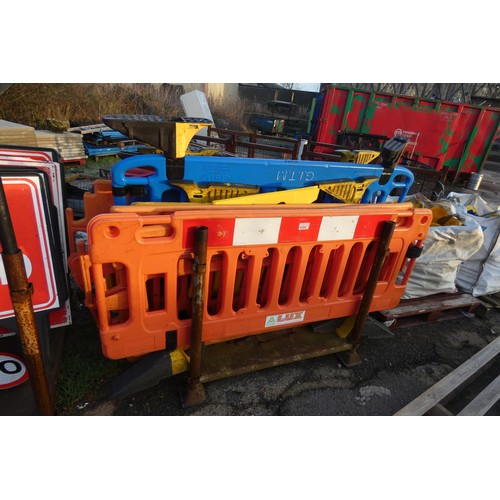 5835 - 1 stillage containing a quantity of plastic barriers (please note, stillage not included)