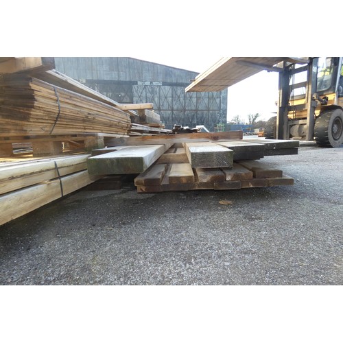 5848 - A quantity of various timber to include 24cm x 7cm, 14cm x 4cm, measuring up to approx 450cm (bottom... 