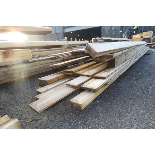 5851 - A quantity of various timber including T&G, 20cm x 10cm, 9.5cm x 4.5cm etc, lengths vary up to appro... 