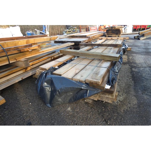 5860 - A quantity of timber comprising of 14cm x 4cm, lengths vary up to approx 360cm (bottom stack)