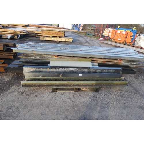 5869 - 1 pallet containing a quantity of various lintels