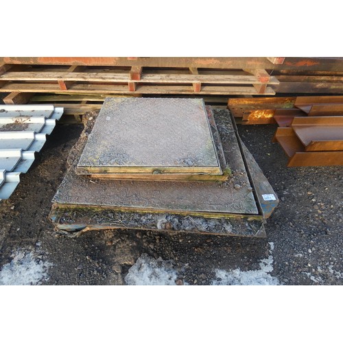 5871 - 1 pallet containing a quantity of manhole covers, measuring up to approx 100cm x 100cm