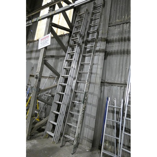 5316 - An aluminium double extending ladder (2 x 16 rung)