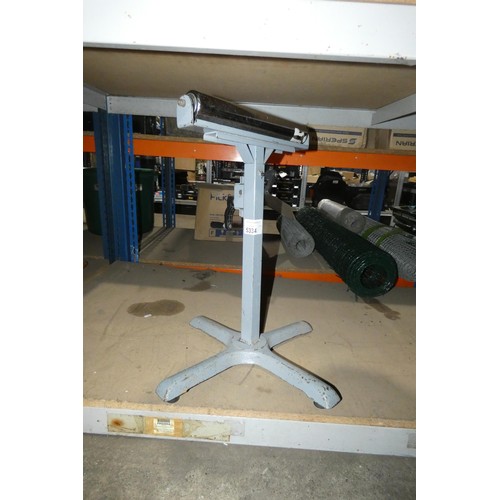 5334 - A grey metal adjustable height roller stand