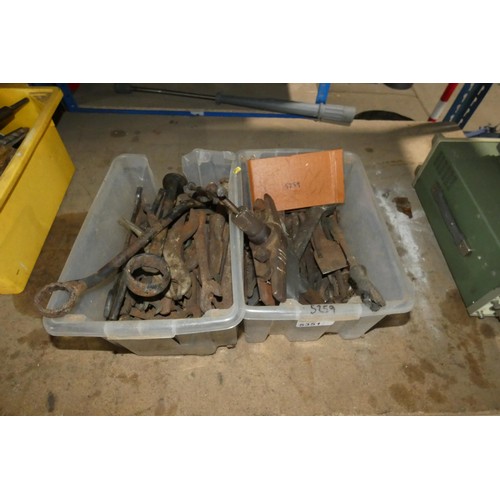 5351 - A quantity of various items including spanners, a puller etc. The two small clear plastic boxes are ... 