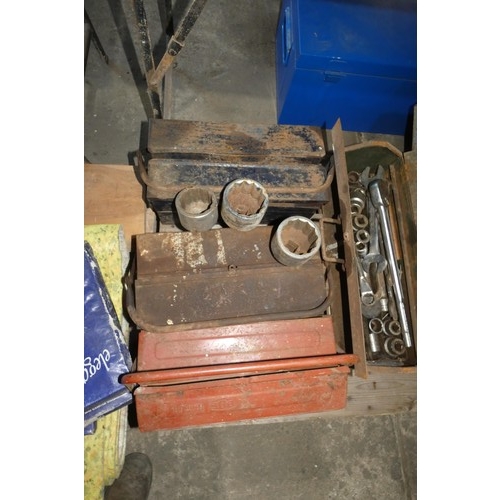 5110 - 1 pallet containing a socket set and 6 metal tools boxes of which 3 contain various sockets, spanner... 