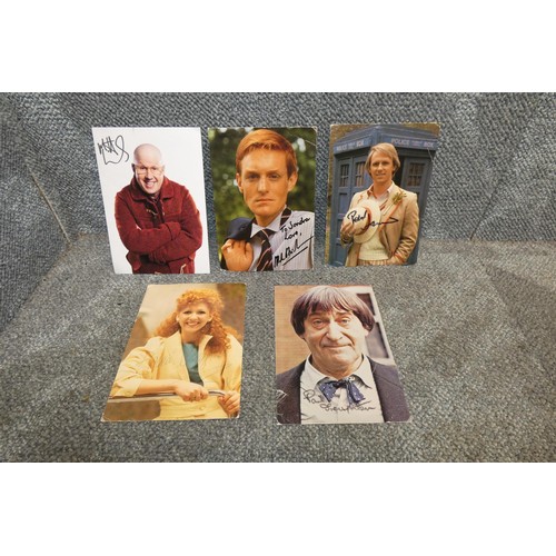 496 - 5 x Autographed postcards signed by Patrick Troughton/2nd Doctor, Peter Davison/5th Doctor, Bonnie L... 