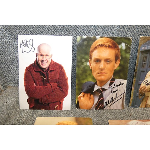 496 - 5 x Autographed postcards signed by Patrick Troughton/2nd Doctor, Peter Davison/5th Doctor, Bonnie L... 