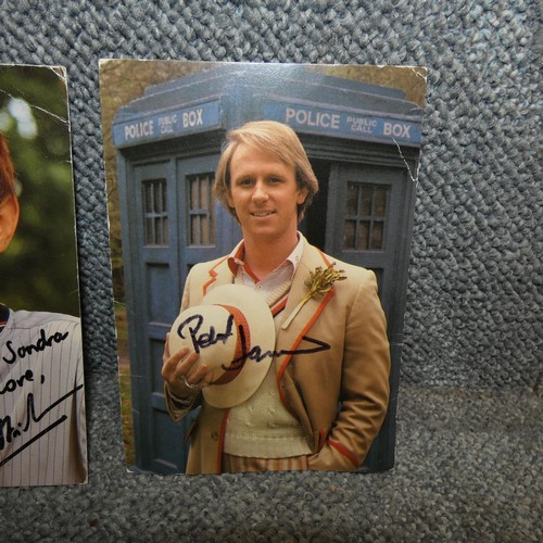 496 - 5 x Autographed postcards signed by Patrick Troughton/2nd Doctor, Peter Davison/5th Doctor, Bonnie L... 