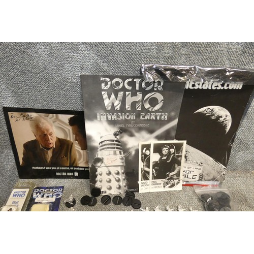 686 - 14 x Doctor Who Harlequin miniatures, A Day of the Doctor picture signed by Tom Baker, A Doctor Who ... 