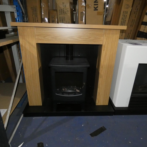 1025 - A Warmlite electric heater in the style of a wood burning stove with a wood effect fire surround app... 