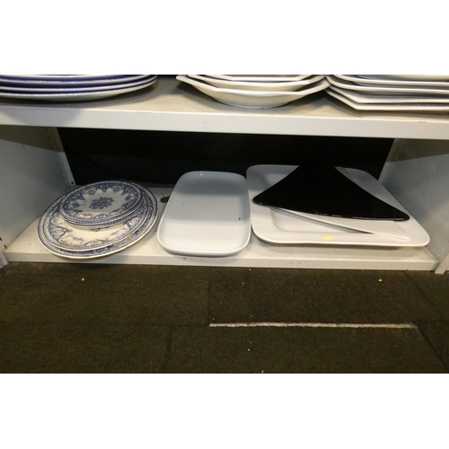 4031 - A quantity of miscellaneous plain white and other blue decorative dinnerware (4 shelves)