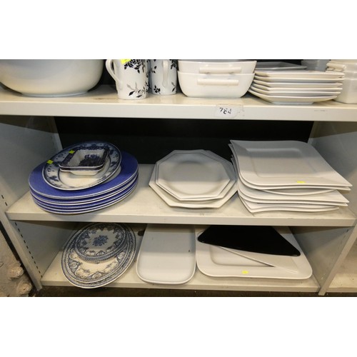 4031 - A quantity of miscellaneous plain white and other blue decorative dinnerware (4 shelves)