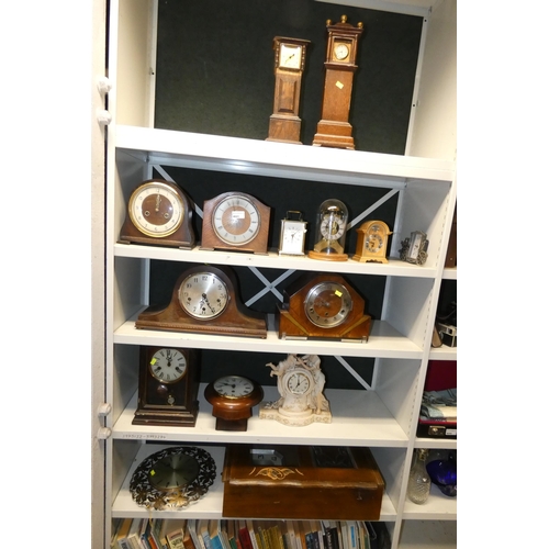 4041 - A collection of 15 miscellaneous vintage mantel and wall clocks (5 shelves)