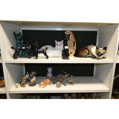 4056 - A quantity of miscellaneous decorative ceramic cat, dog and other animal ornaments (2 shelves)