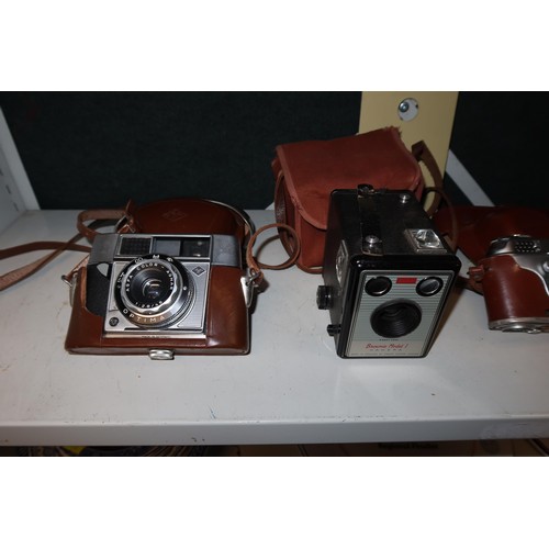 4030 - 4 vintage cameras (one shelf)