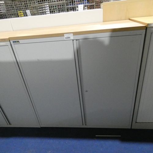 2285 - A Silverline grey metal two door storage cabinet with wood effect top approx 100 x 47 x 103cm high