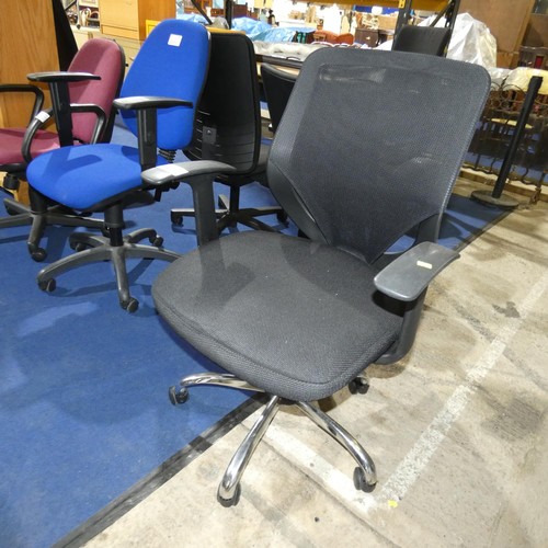 2330 - 1 x black upholstered office swivel chair