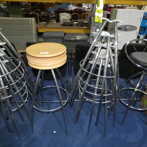 2344 - 5 x metal framed stools with wooden seat pads. Please note that one is built and the others require ... 