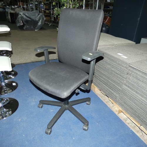 2359 - 1 x black upholstered office swivel chair by Konig and Neurath