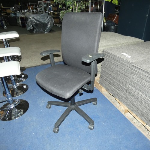 2360 - 1 x black upholstered office swivel chair by Konig and Neurath