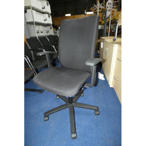 2364 - 1 x black upholstered office swivel chair by Konig and Neurath