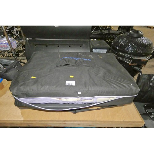 3033 - A folding massage table