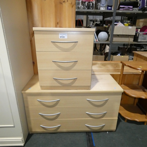 3133 - A wood effect chest of three drawers approx 96cm wide and a matching style three drawer bedside cabi... 