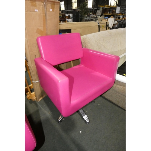 3195 - A pink upholstered hair salon chair with foot operated height adjustment