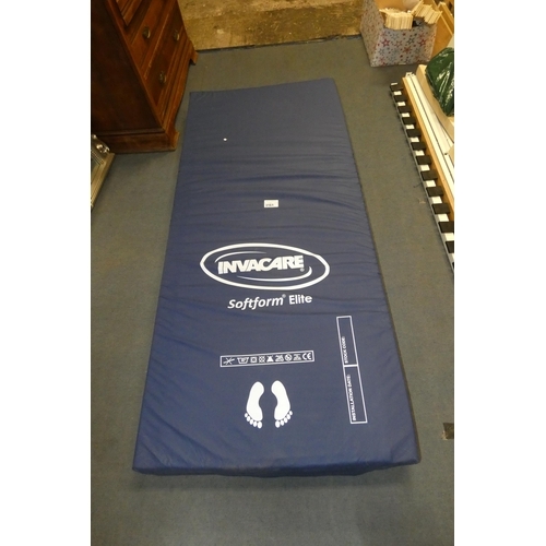 3161 - An Invacare Softform Elite mattress approx 90cm / 3ft wide