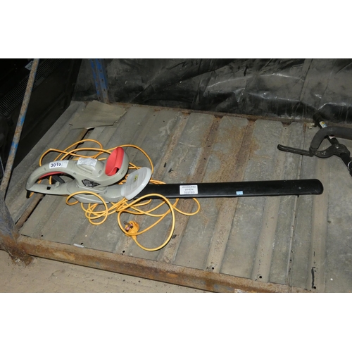 3010 - A Spear and Jackson hedge trimmer 240v (Trade)