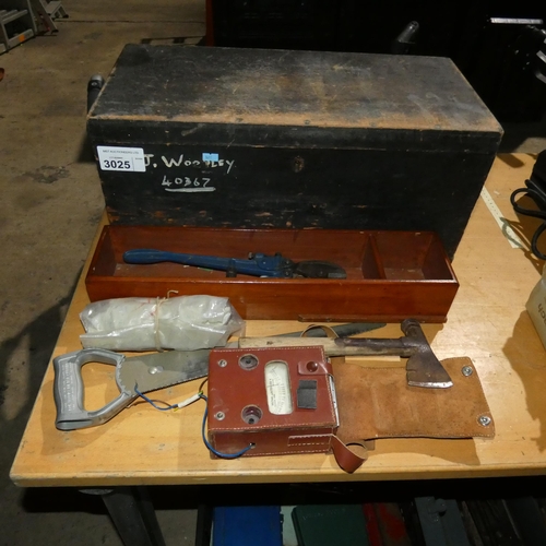 3025 - 1 wooden box with lift up lid containing a quantity of various vintage and other tools