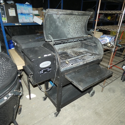 3039 - A Louisiana Grills wood pellet barbecue with a built in digital control centre - front handle is dam... 