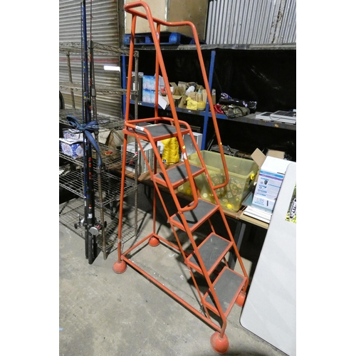 3042 - A set of red metal wheeled warehouse steps (5 step)