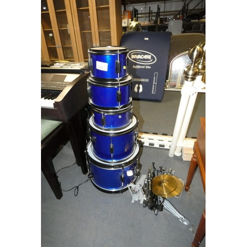 3303 - A small 7 piece drum kit, no make or model visible