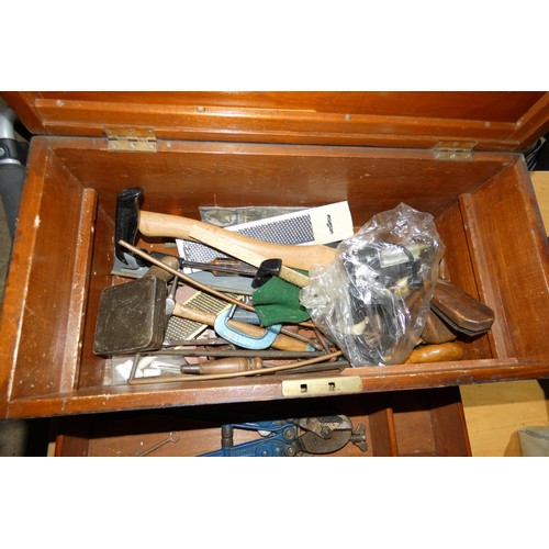 3025 - 1 wooden box with lift up lid containing a quantity of various vintage and other tools