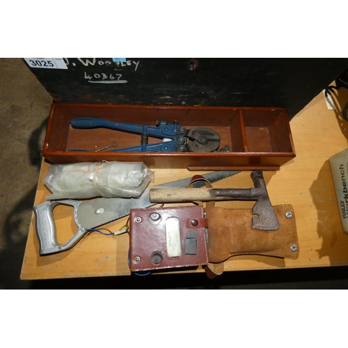 3025 - 1 wooden box with lift up lid containing a quantity of various vintage and other tools