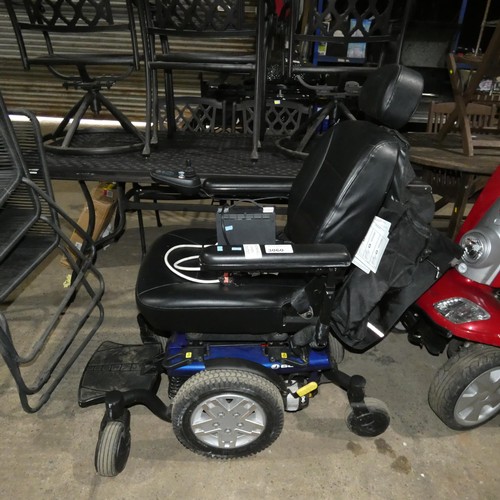 3060 - A Jazzy battery powered mobility scooter type 600ES, supplied with a mains battery charger and no ke... 