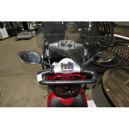 3061 - A Kymco ForU battery powered mobility scooter type Maxi XLS, supplied with a mains battery charger a... 