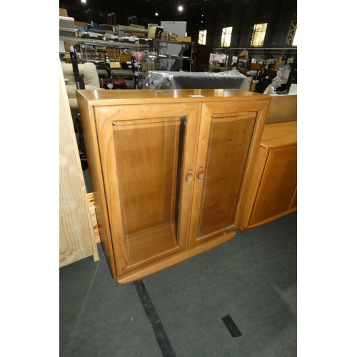 3206 - An Ercol cabinet with two glass doors approx 91 cm wide / 98cm high