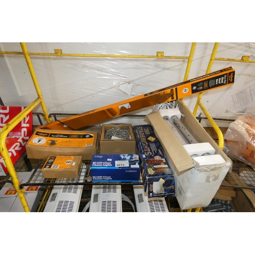 5015 - A pair of Halfords non rail steel roof bars type Bar 117, a non rail roof bar foot pack type Foot 1 ... 